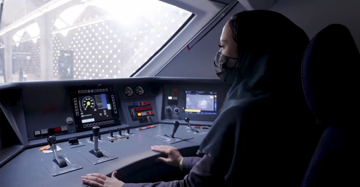 সৌদির দ্রুতগামী ট্রেন চালাবেন ৩২ নারী