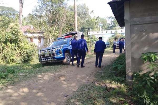 জগন্নাথপুরে একটি বাড়ি ঘেরাও করে রেখেছে পুলিশ