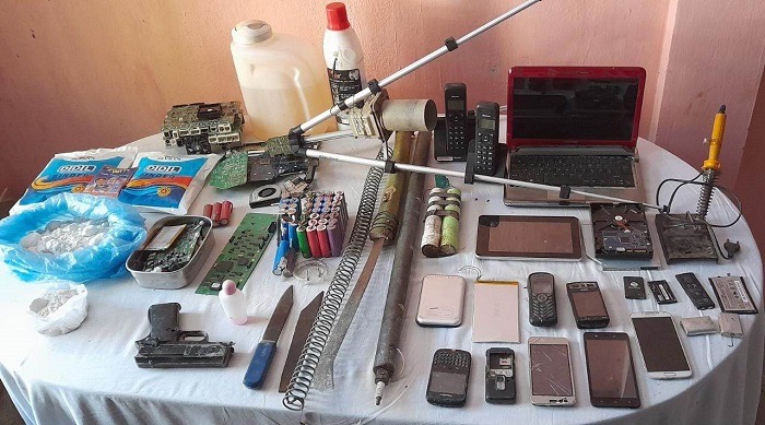 সুনামগঞ্জে ঘিরে রাখা বাড়িতে মিলল বিস্ফোরক তৈরীর সরঞ্জামাদি