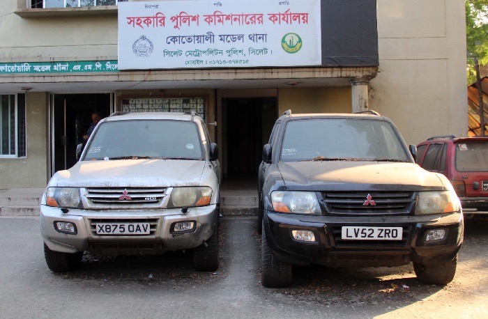 ধুলার স্তরে ঢাকা পড়ে আছে বিলাসবহুল সেই দুটি গাড়ি