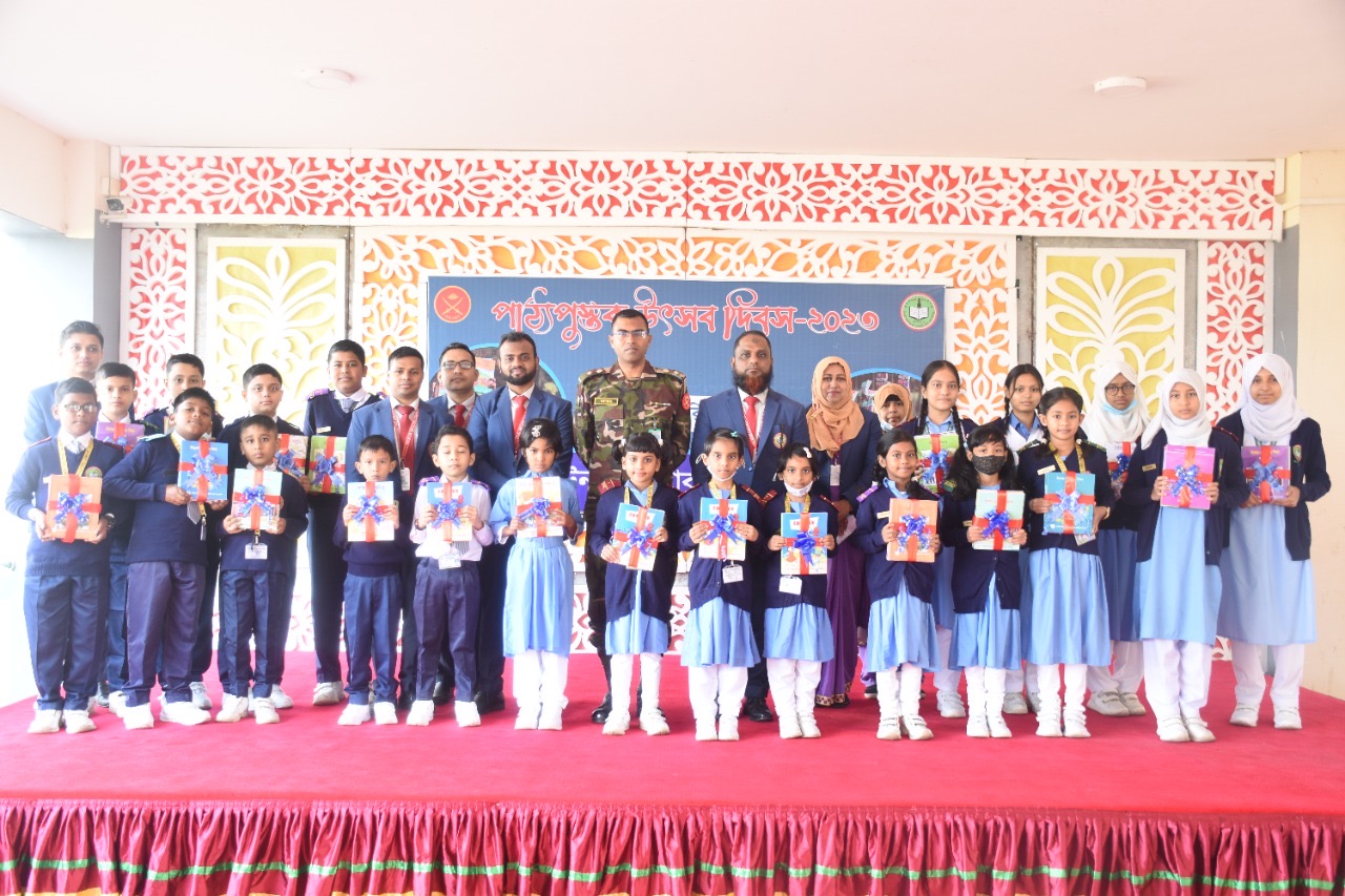 নতুন বইয়ের ঘ্রাণে মাতোয়ারা শিক্ষার্থীরা