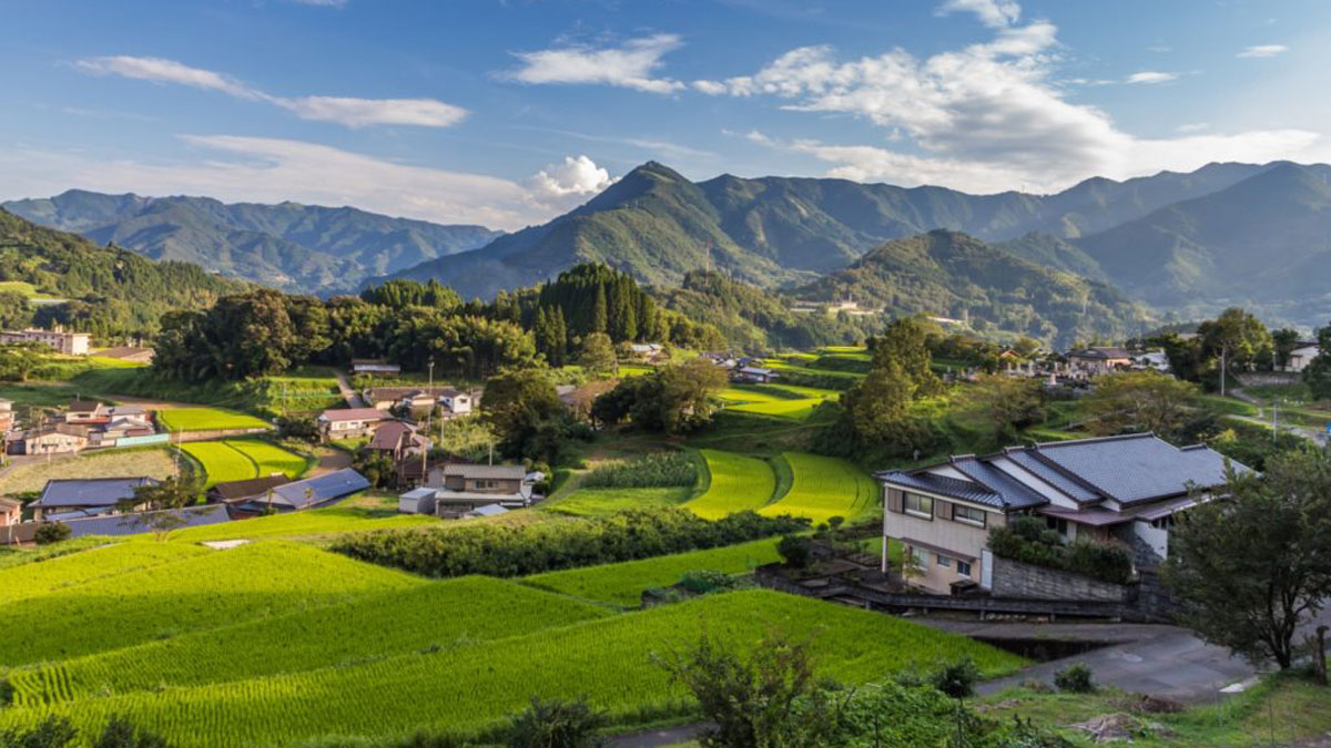 রাজধানী ছেড়ে গ্রামাঞ্চলে গেলেই লাখ টাকা দেবে যে দেশ